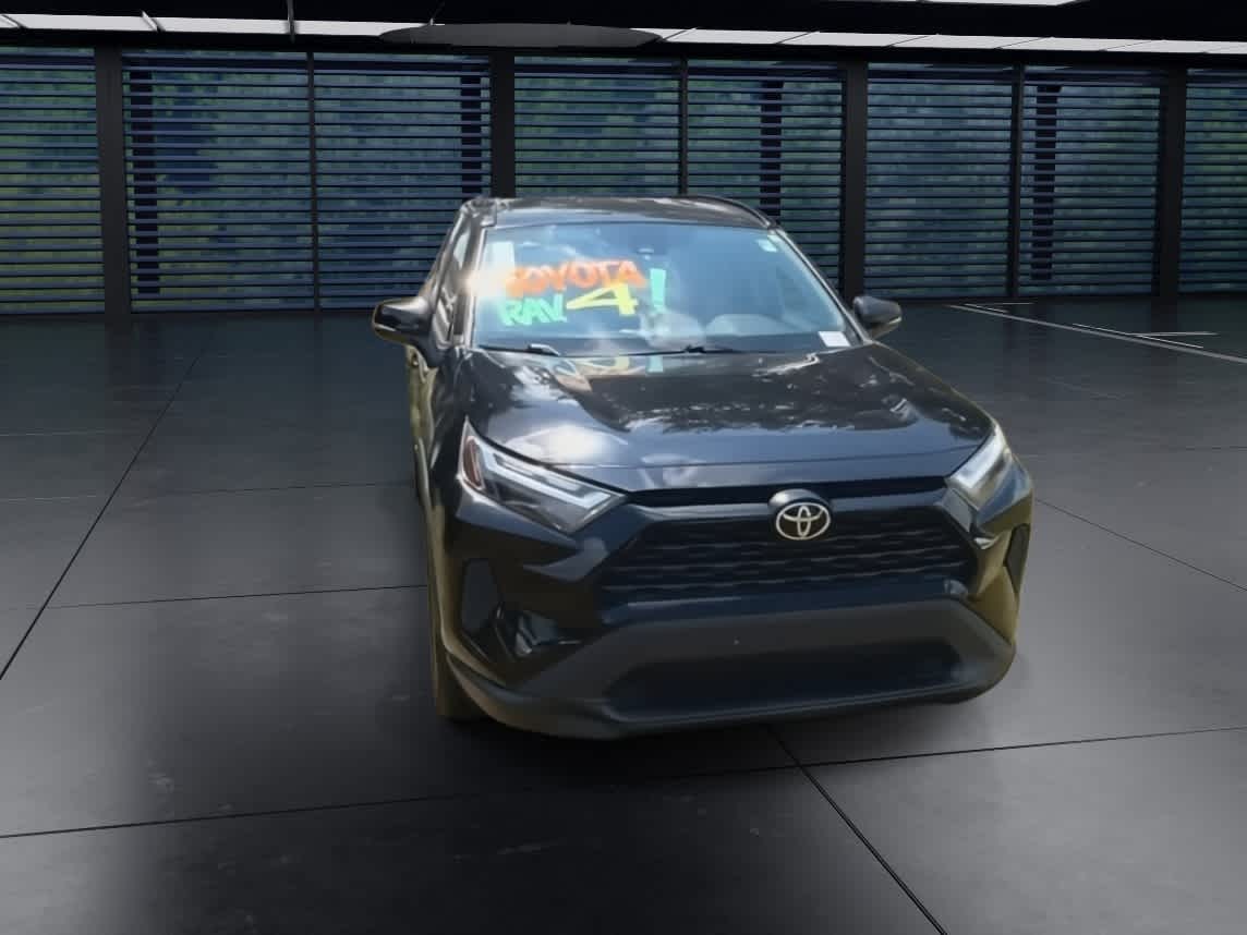 2022 Toyota RAV4 XLE photo 3