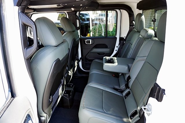 New 2025 Bright White Clear-Coat Exterior Paint Jeep Mojave image 22