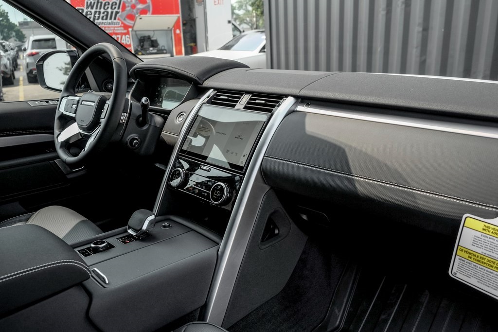 2025 Land Rover Discovery SE photo 19