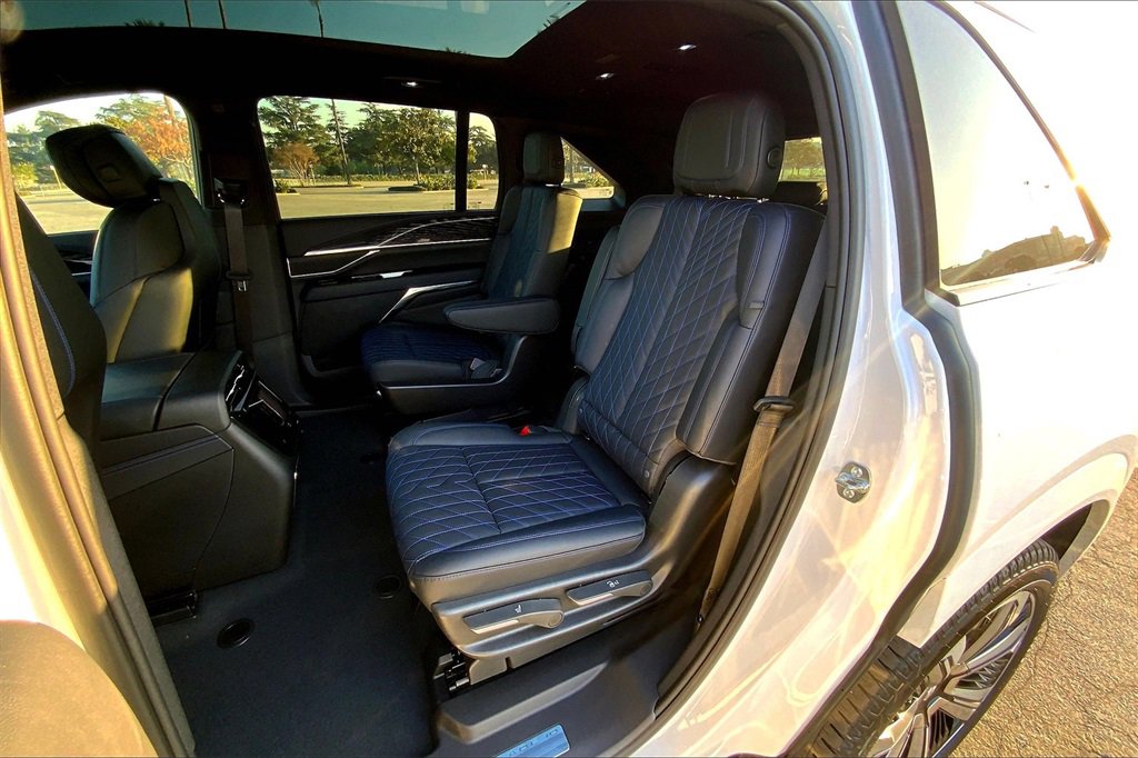 2025 Cadillac Escalade IQ Luxury photo 24