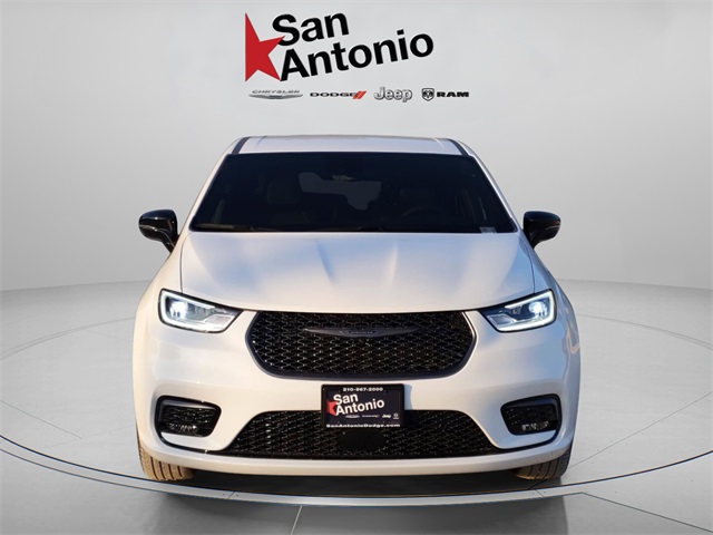 2026 Chrysler Pacifica photo 3