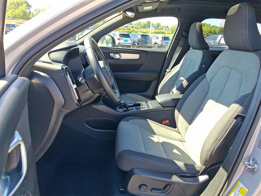 2025 Volvo XC40 Core photo 14