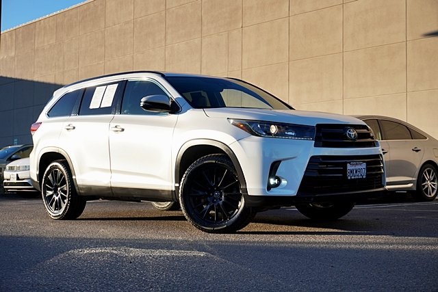 Used 2019  Toyota SE image 2