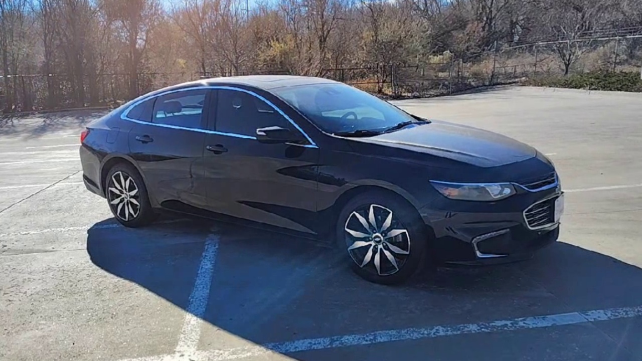 2017 Chevrolet Malibu 1LT photo 2