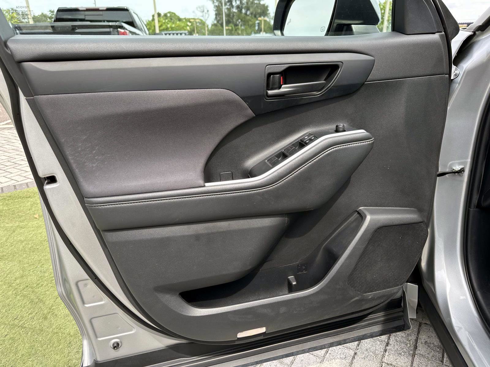 2022 Toyota Highlander LE Hybrid photo 17