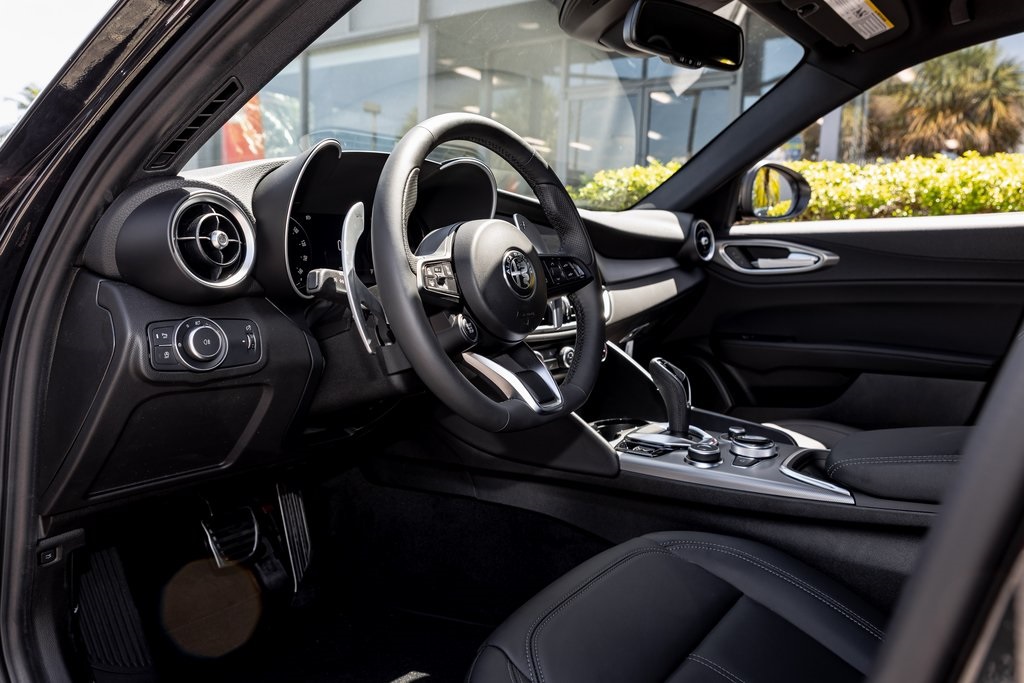 2025 Alfa Romeo Giulia Base photo 19