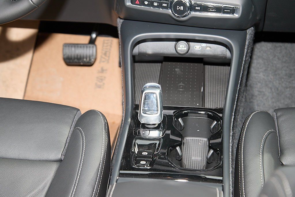 2026 VOLVO XC40 - Image 28