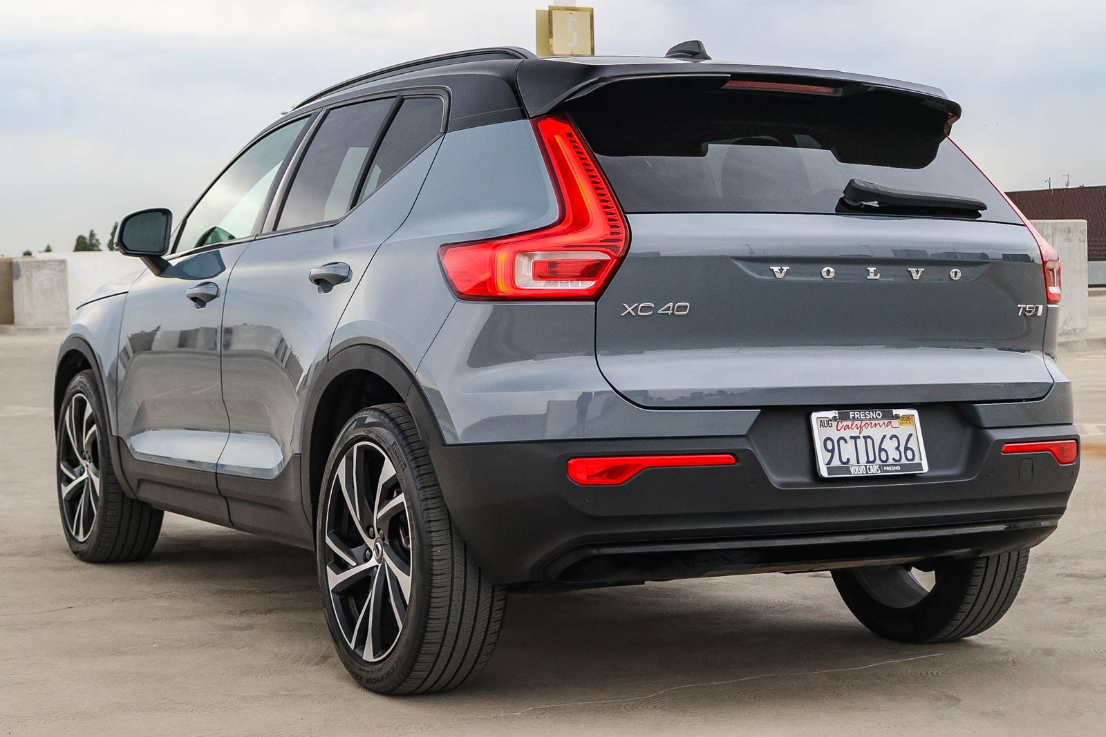 2022 Volvo XC40 R-Design photo 7