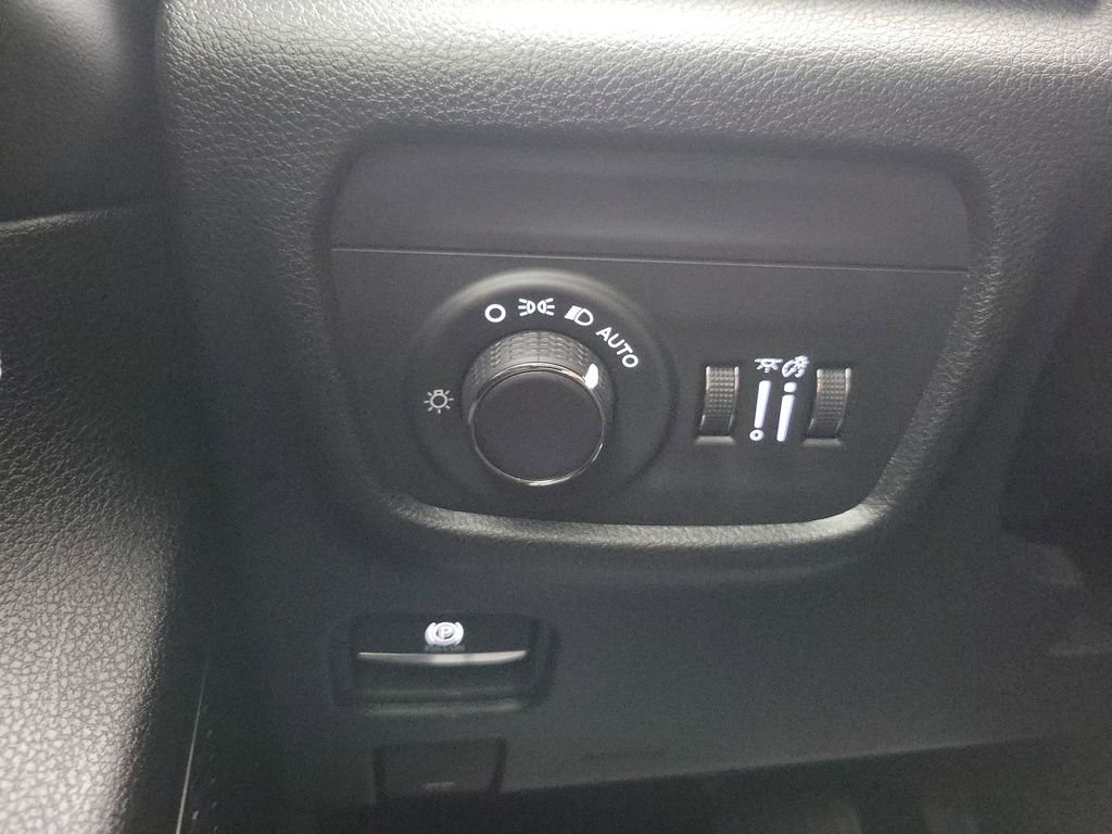 2025 Jeep Grand Cherokee Laredo photo 13