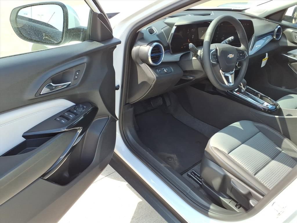 2025 Chevrolet Trax LT photo 8