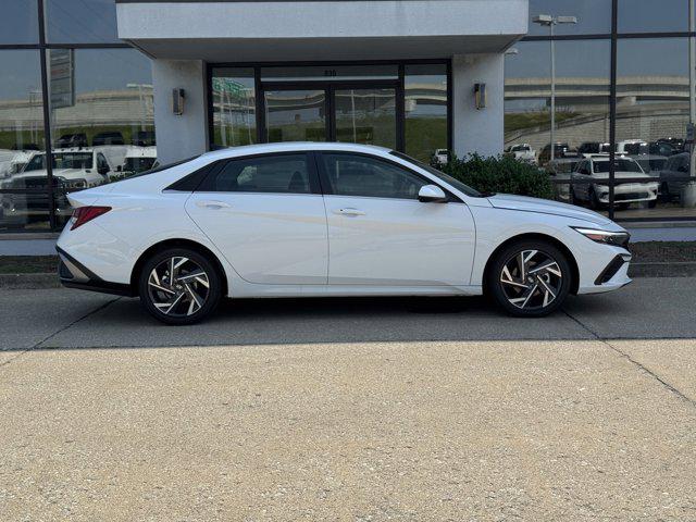 2025 Hyundai Elantra SEL Convenience photo 3