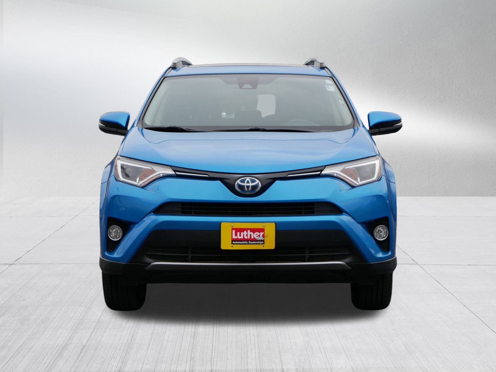 Used 2018 Toyota RAV4 XLE with VIN JTMRJREV1JD237572 for sale in Minneapolis, Minnesota
