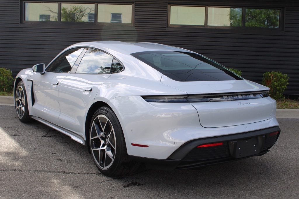 2025 Porsche Taycan photo 3
