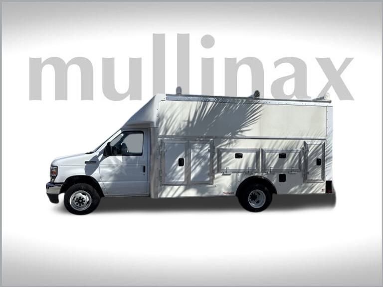 2025 Ford E-450 photo 2