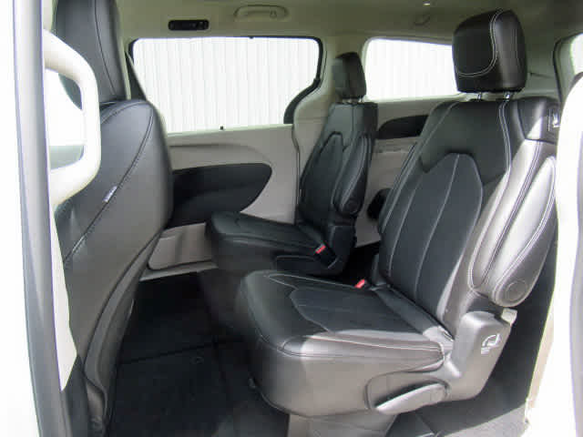 2024 Chrysler Pacifica Touring L photo 4