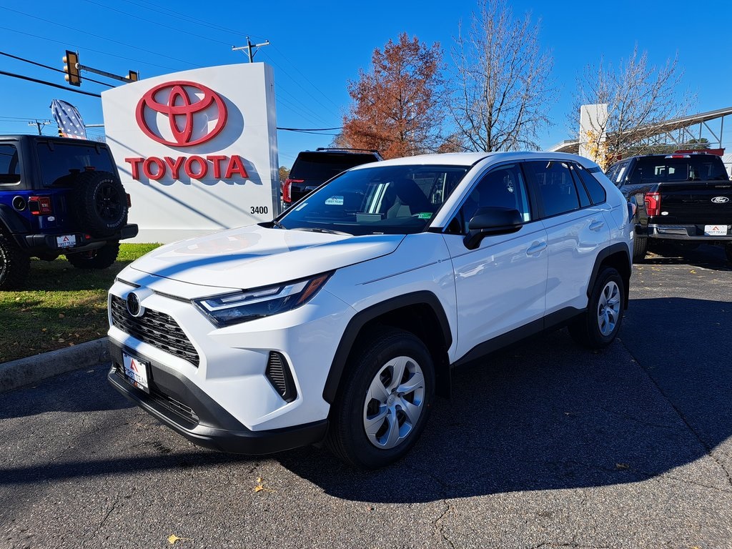 2025 Toyota RAV4 LE's photo