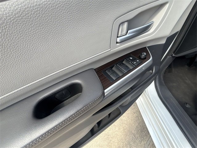 2023 Toyota Sienna XLE photo 4