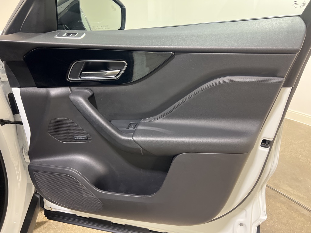 2019 Jaguar F-PACE Premium photo 21