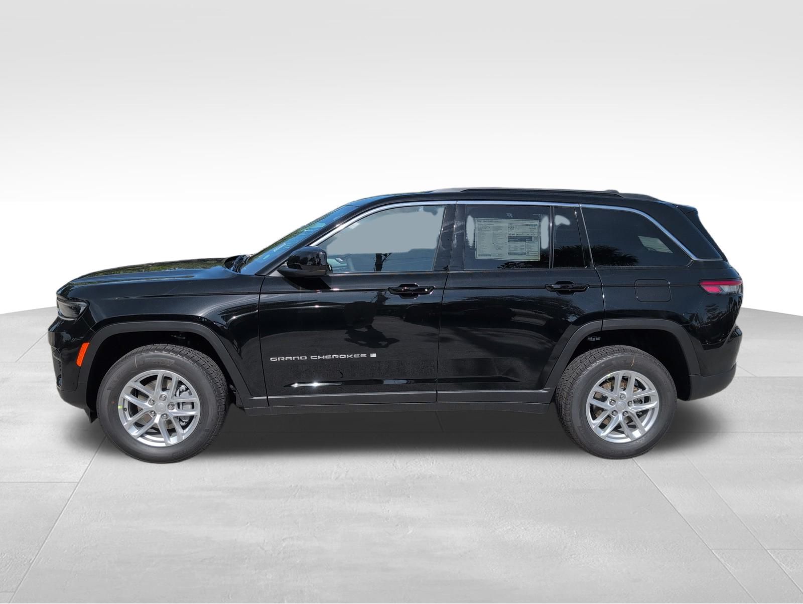 2025 Jeep Grand Cherokee Laredo X photo 3