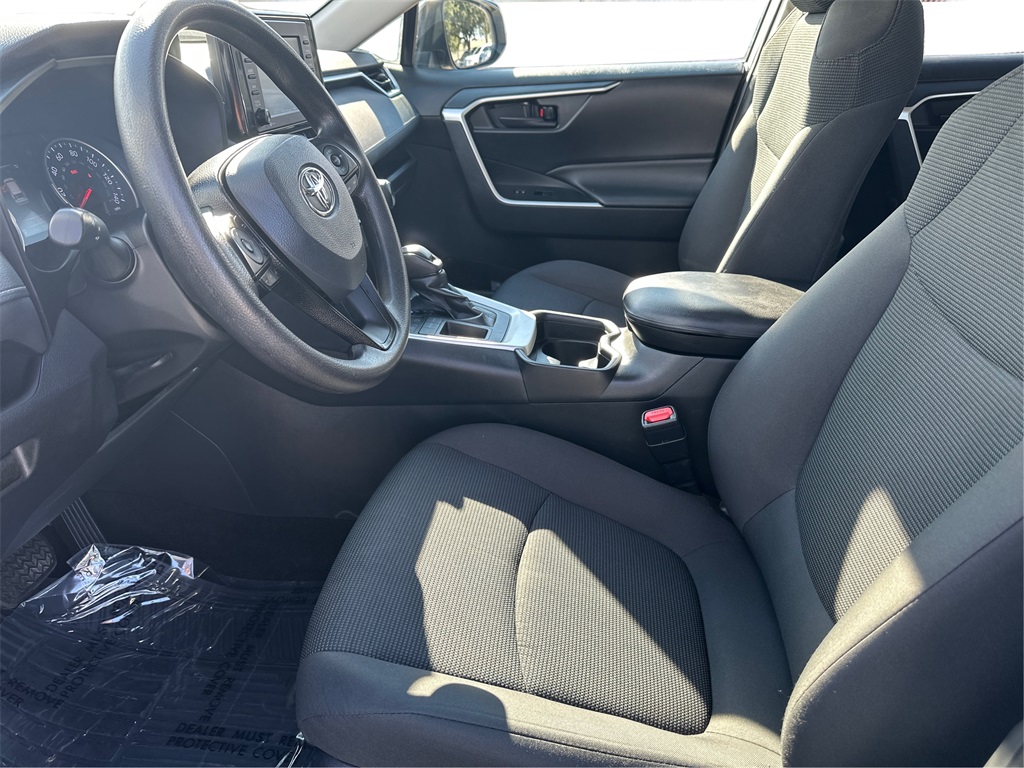 2021 Toyota RAV4 LE photo 9