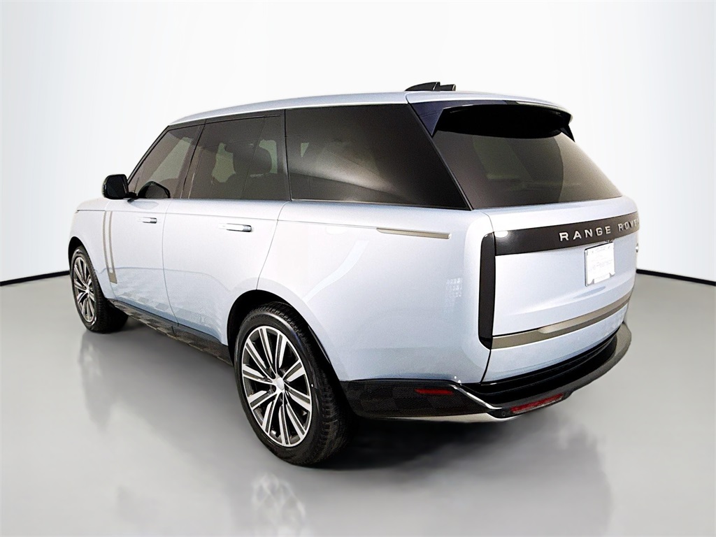 2023 Land Rover Range Rover SE photo 3