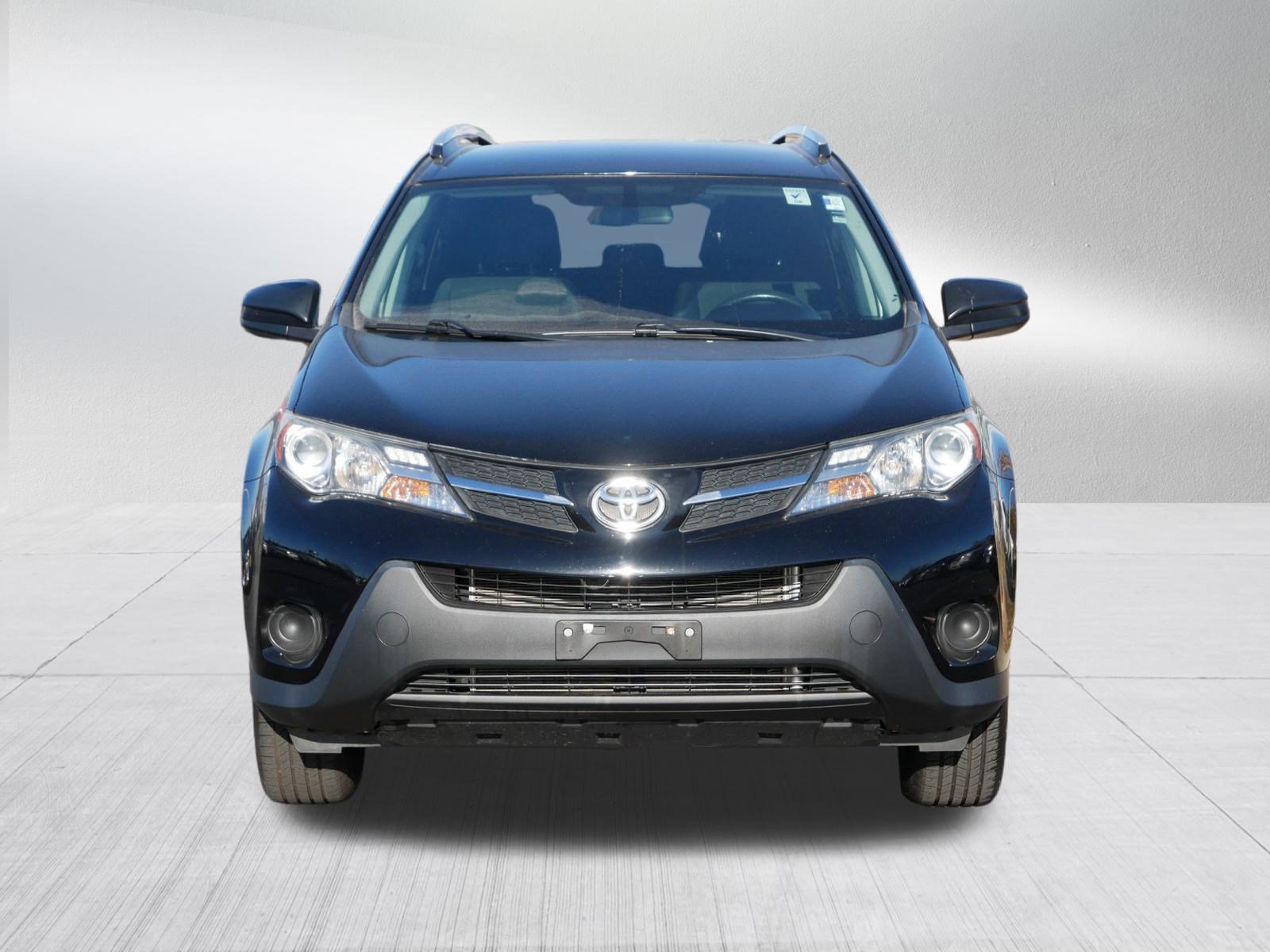 2015 Toyota RAV4 LE photo 2