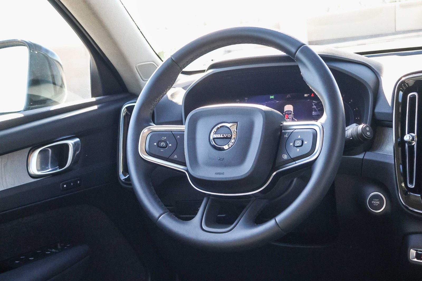 2025 Volvo XC40 Plus photo 12