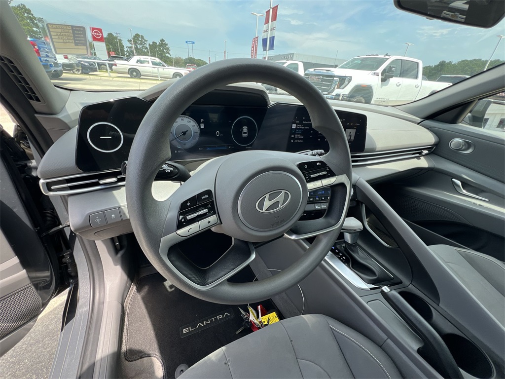 2024 Hyundai Elantra SEL photo 18