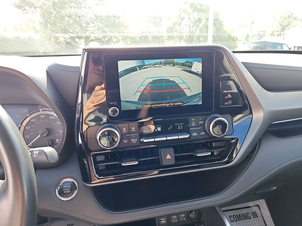 2023 Toyota Highlander LE photo 21