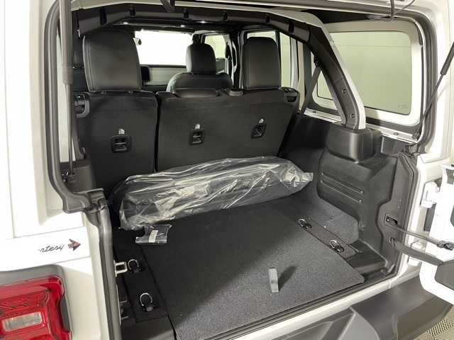2025 Jeep Wrangler Sahara photo 37