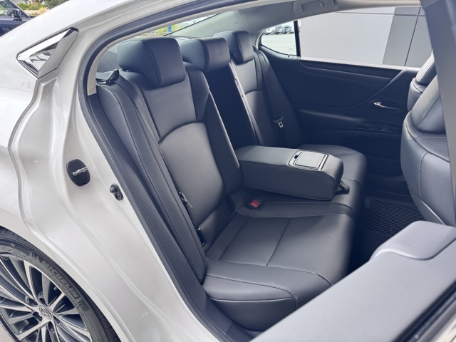 2025 Lexus ES 350 photo 19