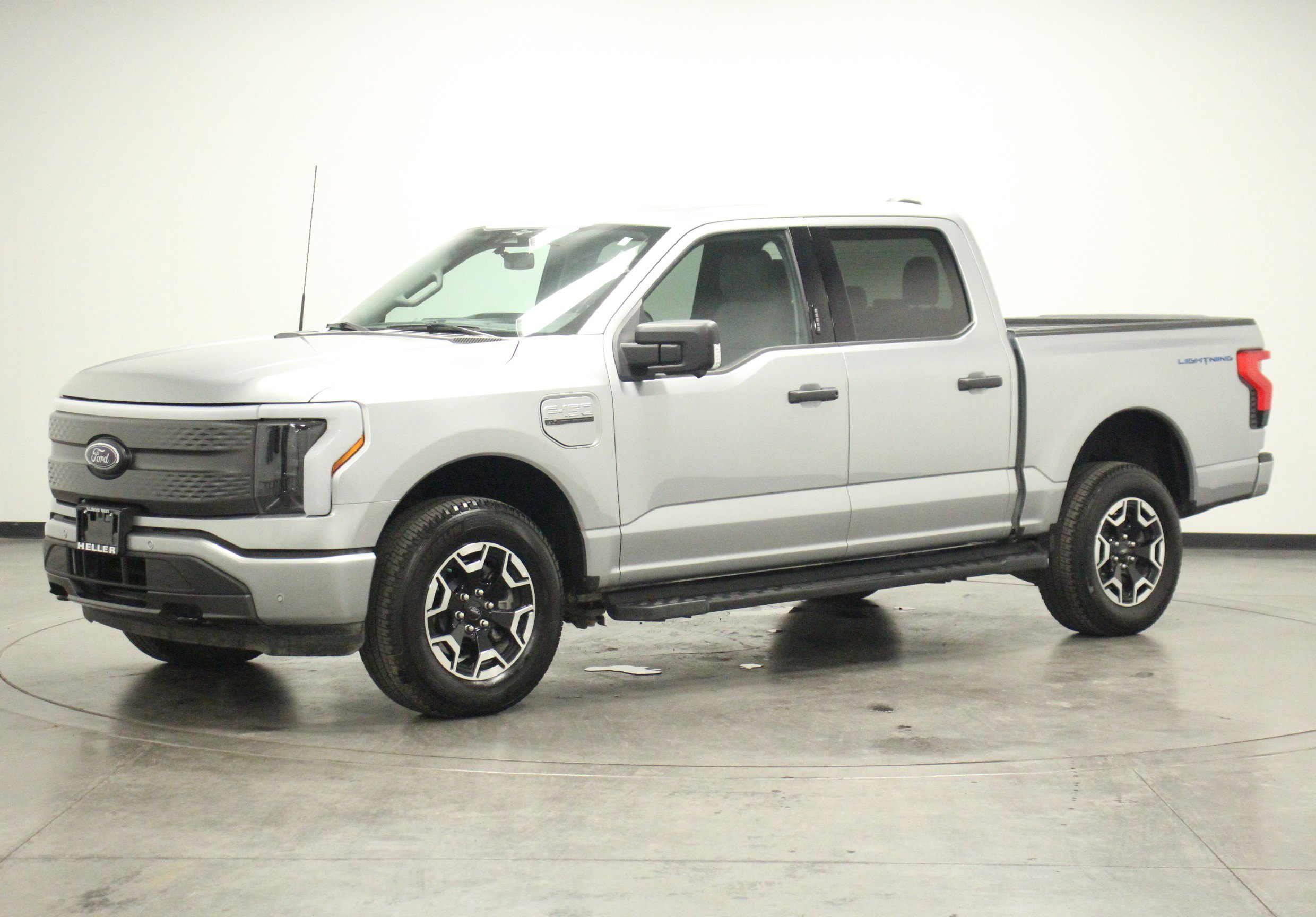 2023 Ford F-150 Lightning XLT photo 2