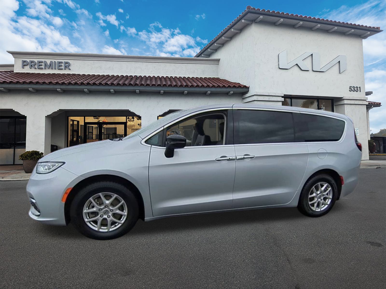 2024 Chrysler Pacifica Touring L photo 4