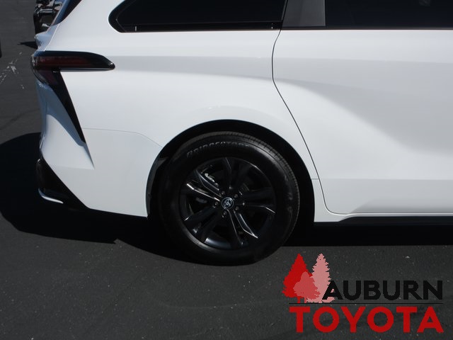 2025 Toyota Sienna XSE photo 3