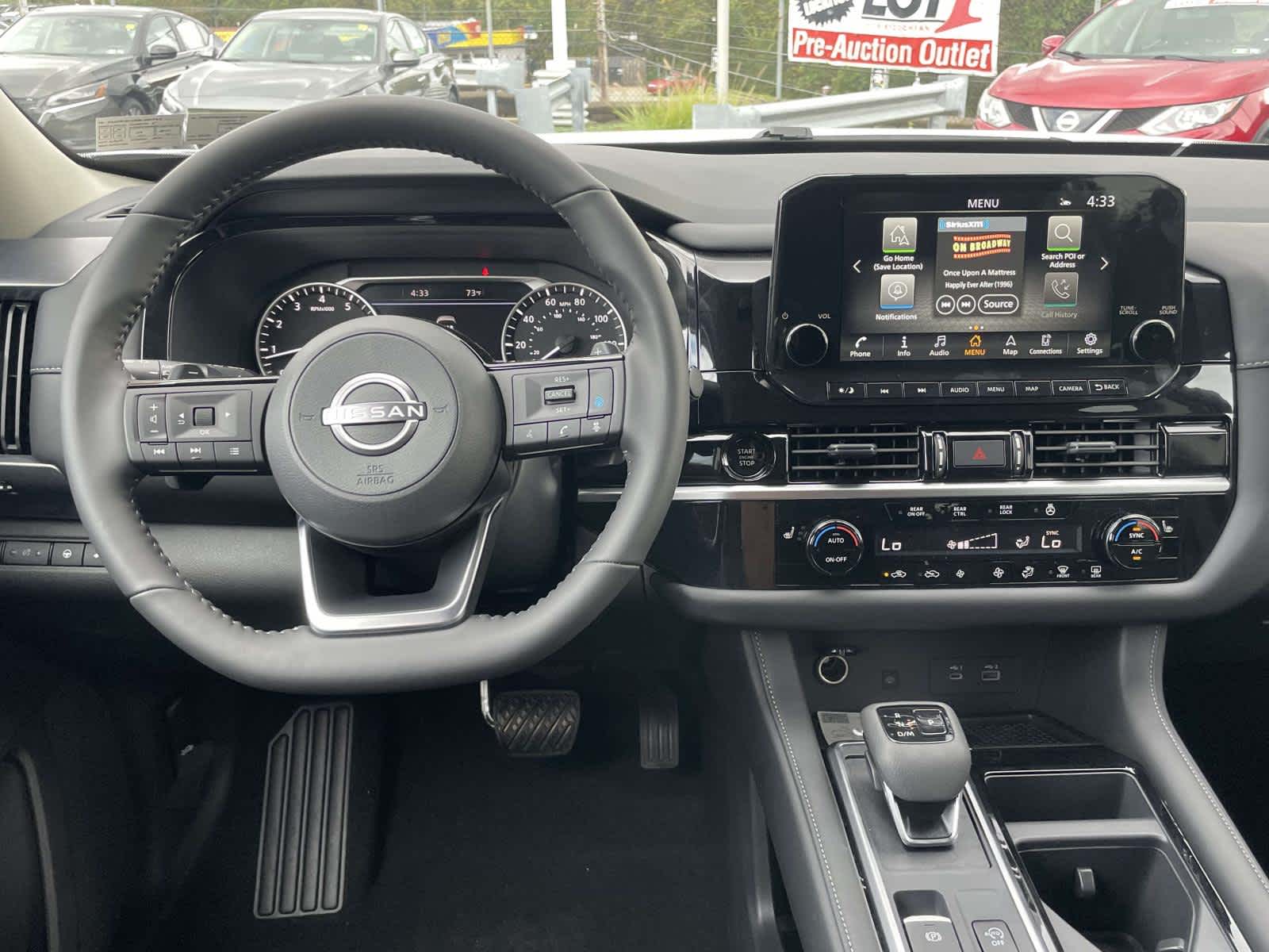 2025 Nissan Pathfinder SL photo 17