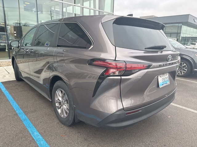 2022 Toyota Sienna LE photo 3