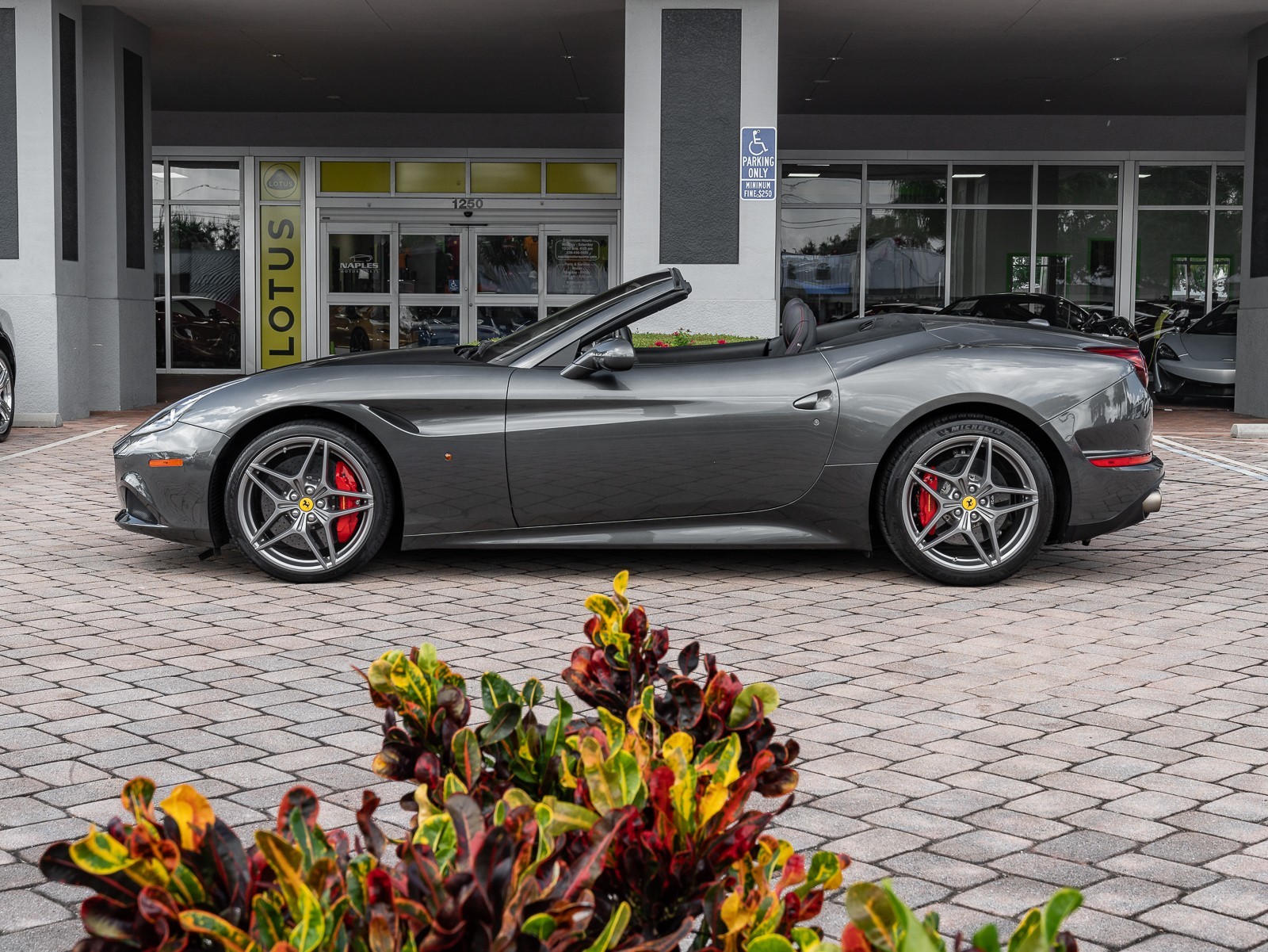 2015 Ferrari California T photo 7