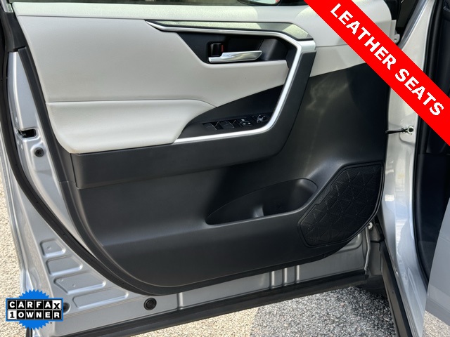 2020 Toyota RAV4 XLE Premium photo 8