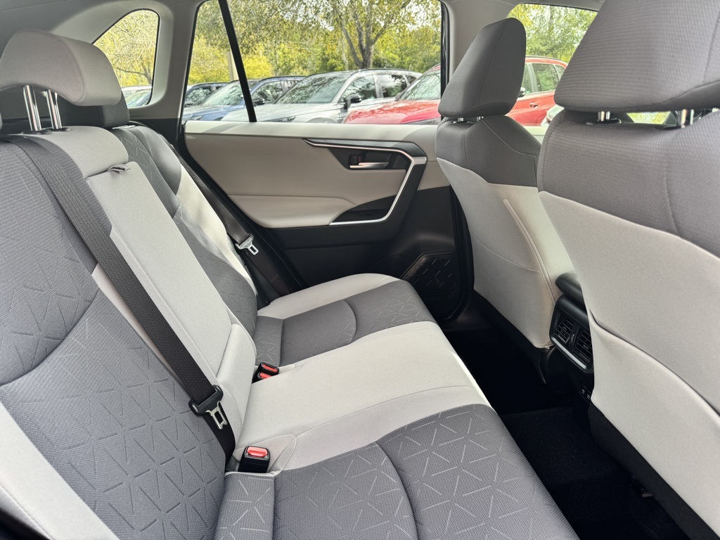 2020 Toyota RAV4 Hybrid XLE photo 7
