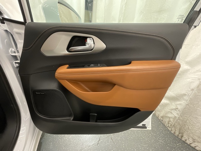 2024 Chrysler Pacifica Hybrid Pinnacle photo 21