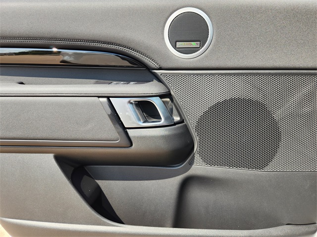 2025 Land Rover Discovery S photo 10