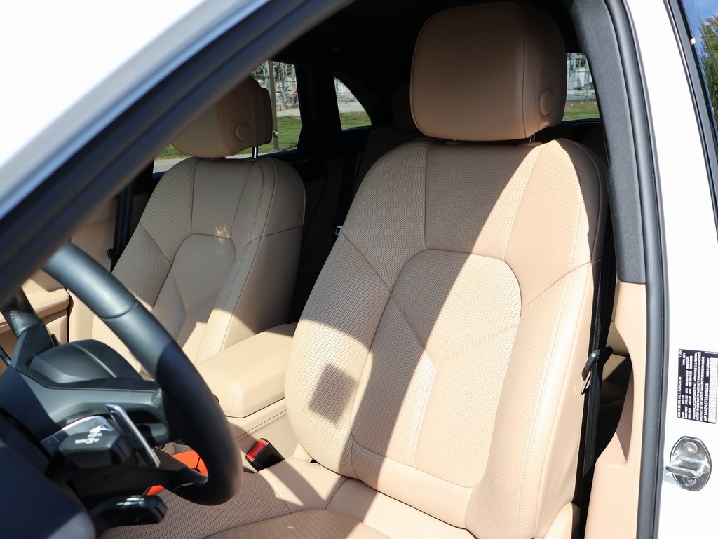 2025 Porsche Macan T photo 5