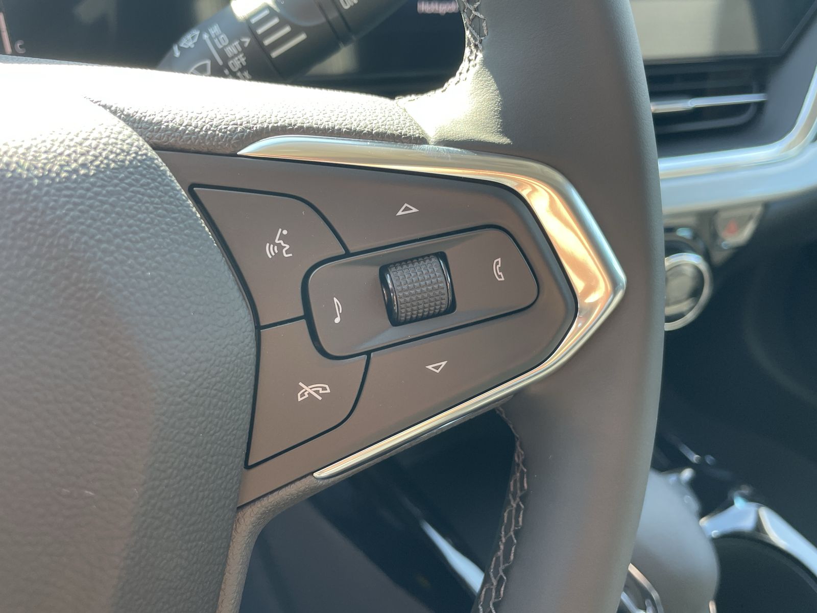2025 Chevrolet Trax LT photo 12