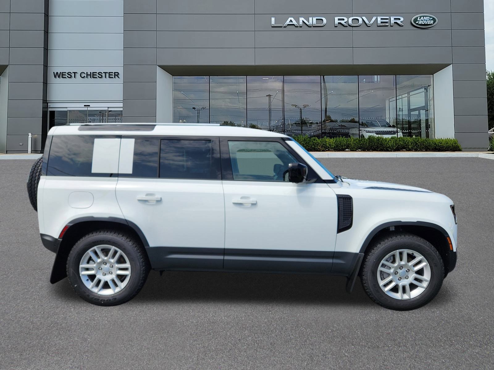 2025 Land Rover Defender 110 S photo 4