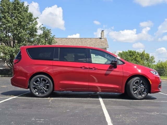 2026 Chrysler Pacifica photo 20