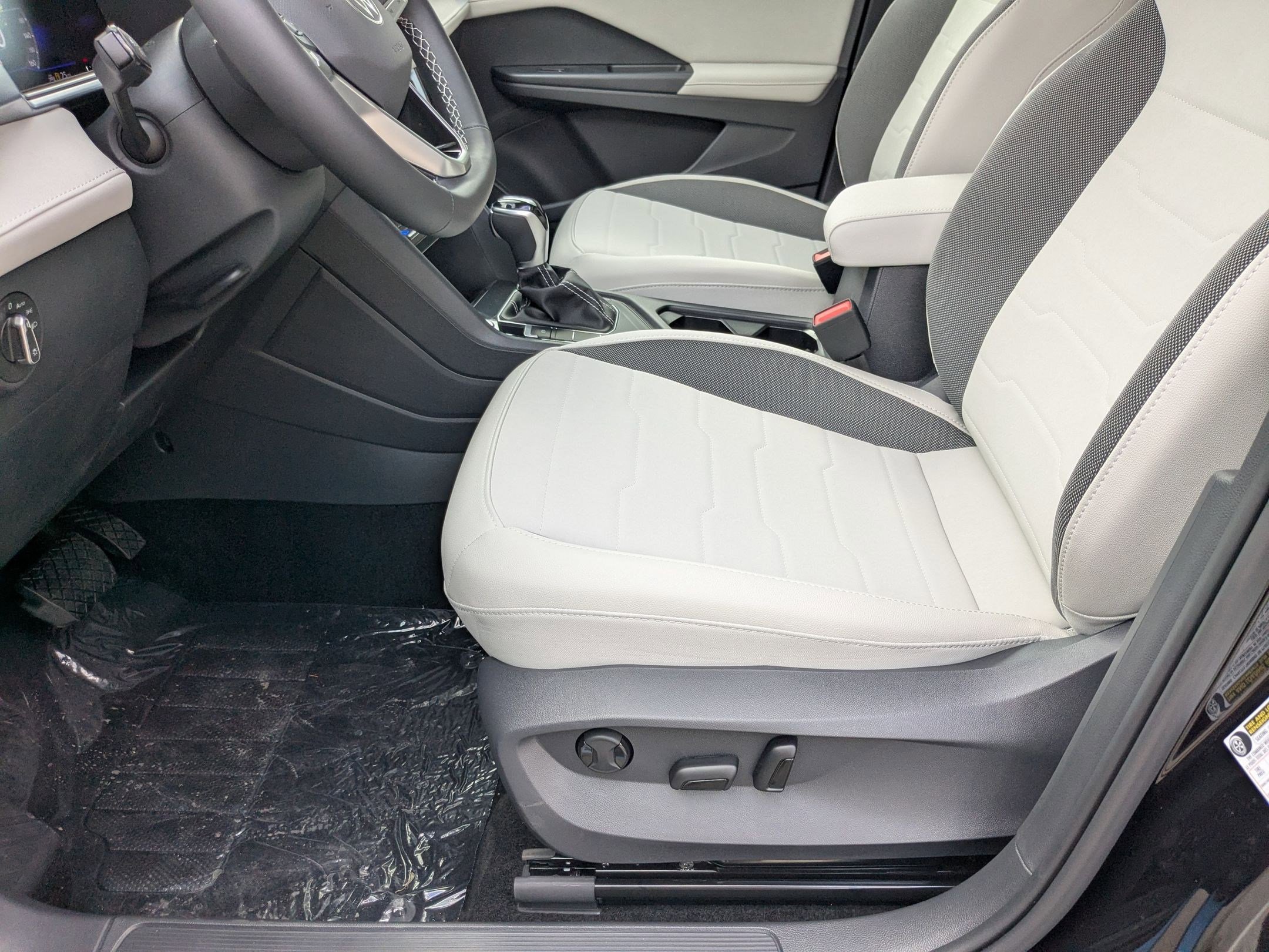 2025 Volkswagen Taos SE photo 3