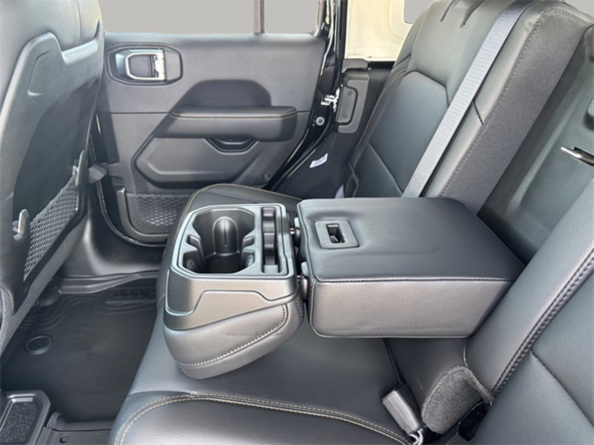 2025 Jeep Wrangler Sahara photo 24