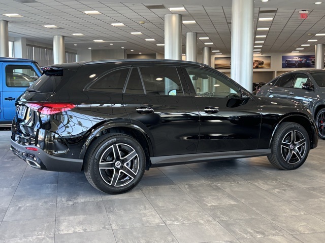 2025 Mercedes Benz GLC 300 photo 3