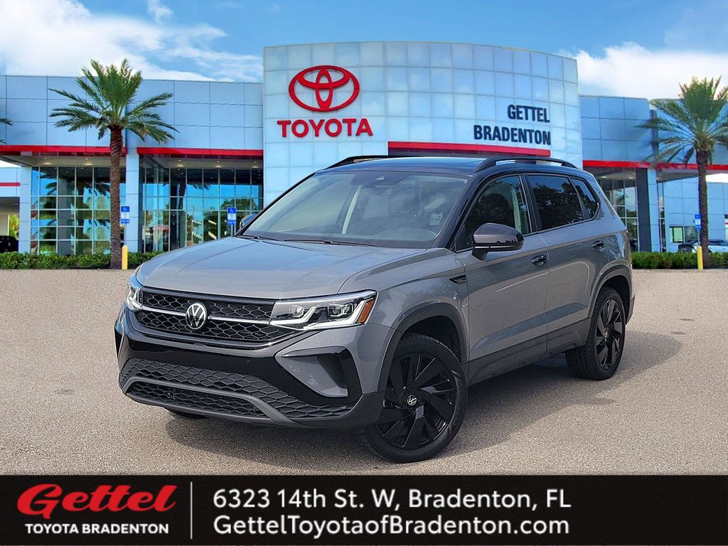 2024 Volkswagen Taos SE Black's photo