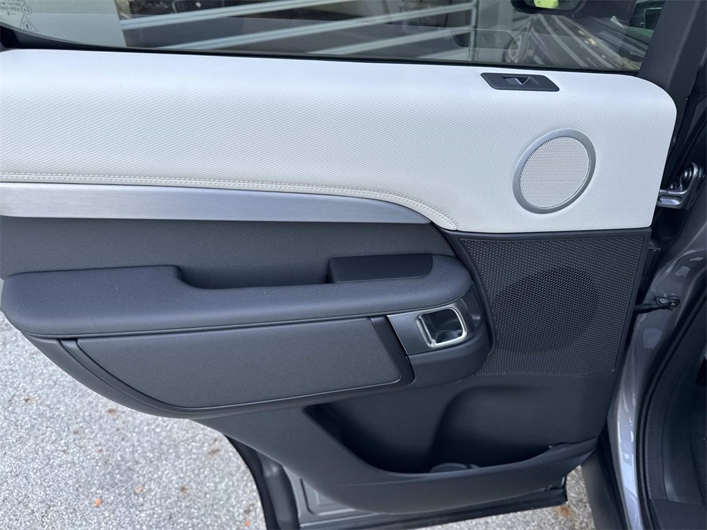2026 Land Rover Discovery photo 13